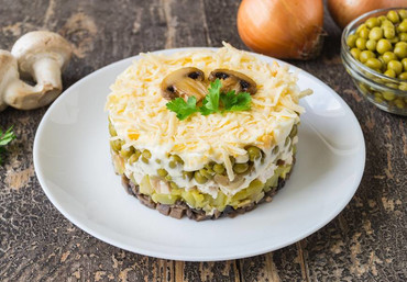Сосновый бор слоеный с курицей и грибами