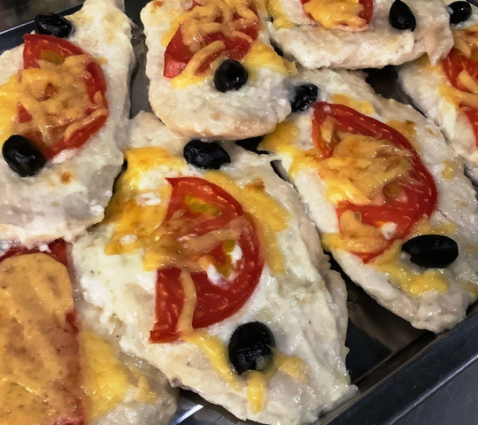 Грудка куриная запеченная с помидором,маслинами и сыром