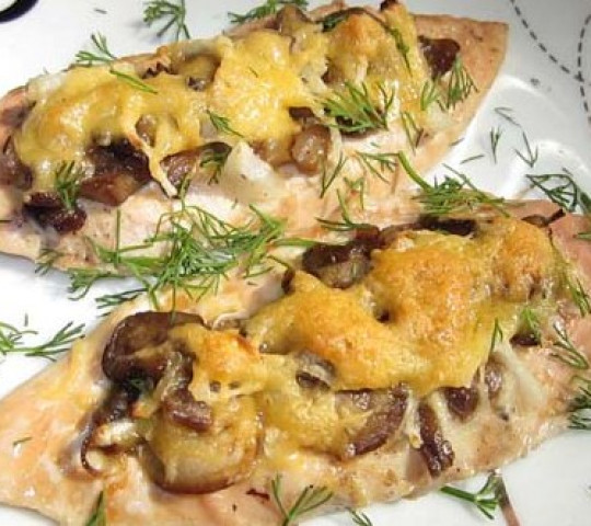 Грудка куриная запеченная с грибами и сыром