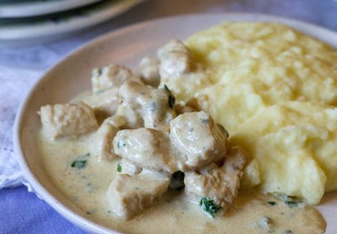 Грудка куриная, тушенная в сливочном соусе