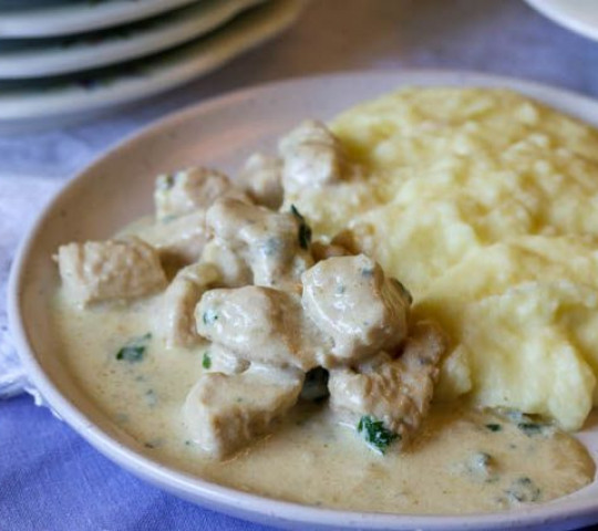 Грудка куриная, тушенная в сливочном соусе