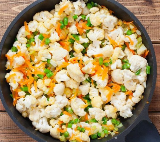 Овощное рагу из цветной капустой  с зеленым горошком и  морковью
