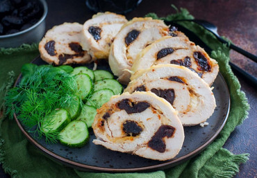 Рулет куриный черносливом и грецким орехом