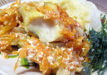 Минтай в сметане с морковью и луком