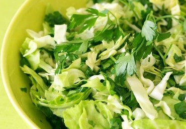 Капуста со свежим огурцом и зеленью